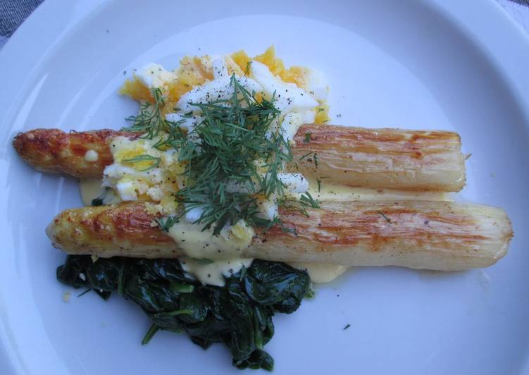 Smørstegte hvide asparges på spinatbund
