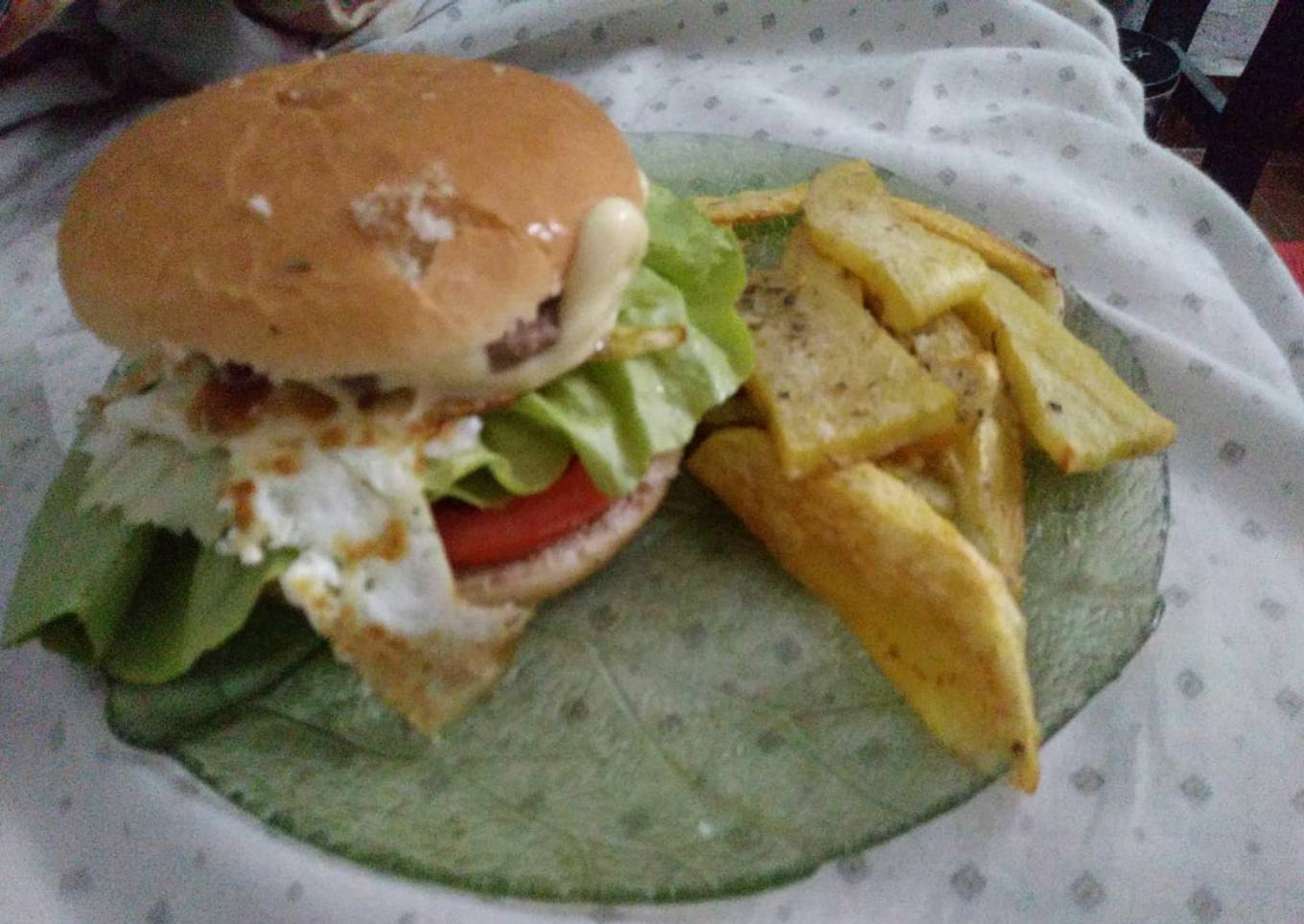 Hamburguesa Casera con Papas al horno