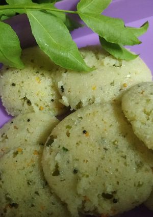 চটজলদি ভেজি সুজি ইডলি(veggie sooji idli recipe in Bengali) রেসিপির প্রধান ছবি