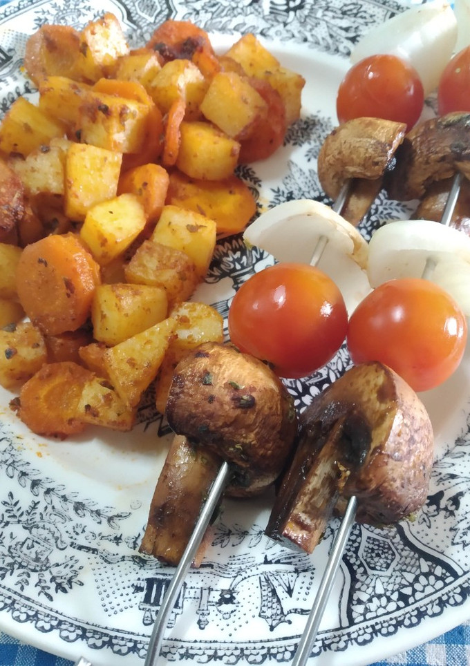 Una foto de Brochetas de champiñones con guarnición especiada al horno