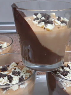 Una foto de Postre de chocolate súper rico delicioso (thliya de Ramadán)
