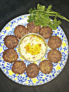 ફલાફલ વીથ હમસ (Falafel With Hummus Recipe In Gujarati) રેસીપી મુખ્ય ફોટો