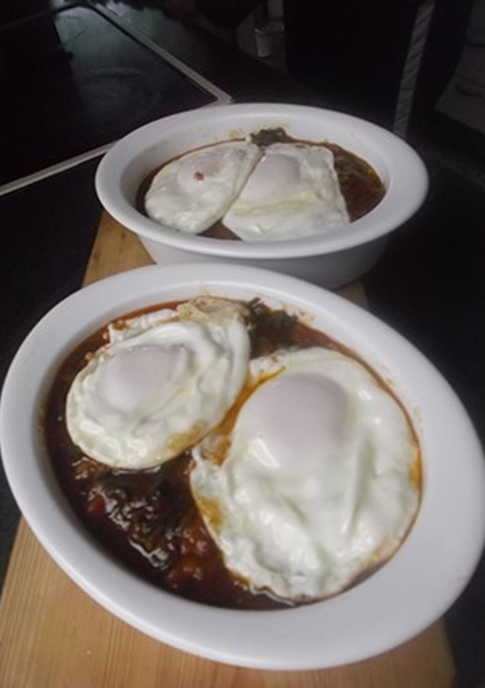 Una foto de Huevos fritos con acelgas