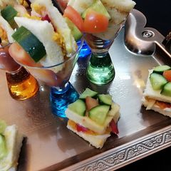 A picture of Shawrma sandwitch bites.