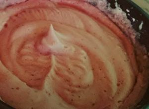 Una foto de Mousse de frutillas suave y rico