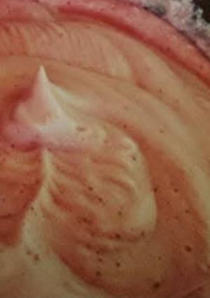 Una foto de Mousse de frutillas suave y rico