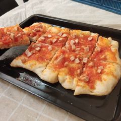 A picture of No-Crusted-Edges-and-no-Cheese Detroit Pizza.