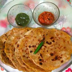 A picture of Mooli ke Parathe.