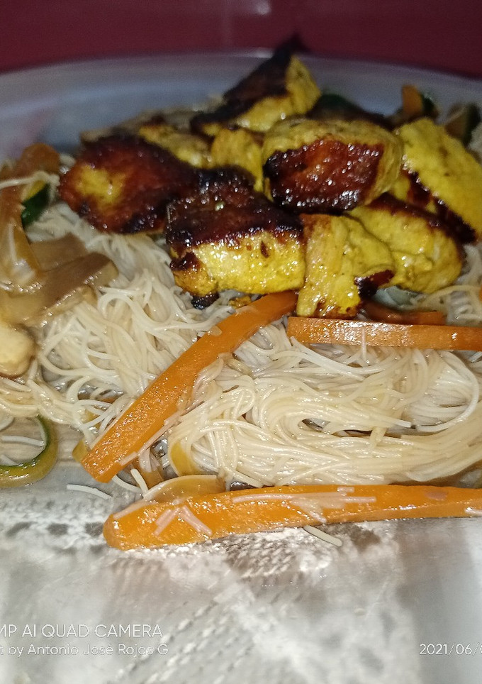 Una foto de Nido de fideos de arroz acompañado 😉😉😉😉