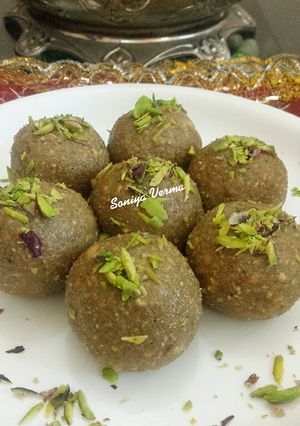 सिंघाड़े मूंगफली के लड्डू रेसिपी मुख्य फोटो
