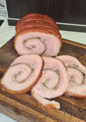 Фото Рулет из свиного сала с мясной прослойкой.
