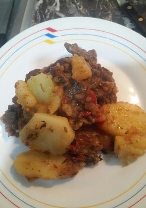 Una foto de Carne a la cacerola con papas españolas