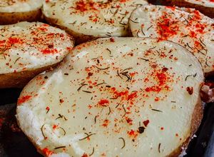 Una foto de PAPAS🥔HERVIDAS Al Tomillo con Tajín...!💯