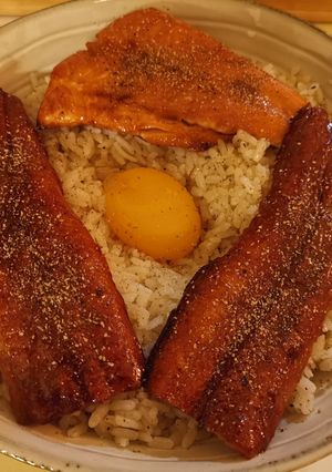 Une photo de Bol de Riz à l'Anguille Grillée et au Saumon 