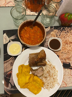 Una foto de Costilla con patacones ✨🤌🏻