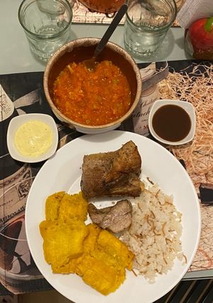 Una foto de Costilla con patacones ✨🤌🏻