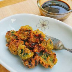 A picture of Kui Chai Todd: กุ่ยช่ายทอด (Deep Fried Chinese Garlic Chive Cakes).
