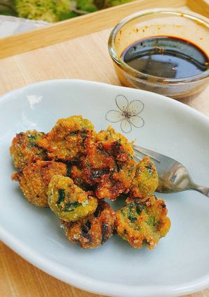 A picture of Kui Chai Todd: กุ่ยช่ายทอด (Deep Fried Chinese Garlic Chive Cakes).