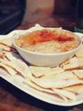 Nachos veganos con hummus de garbanzos