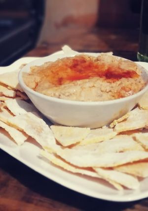 Una foto de Nachos veganos con hummus de garbanzos