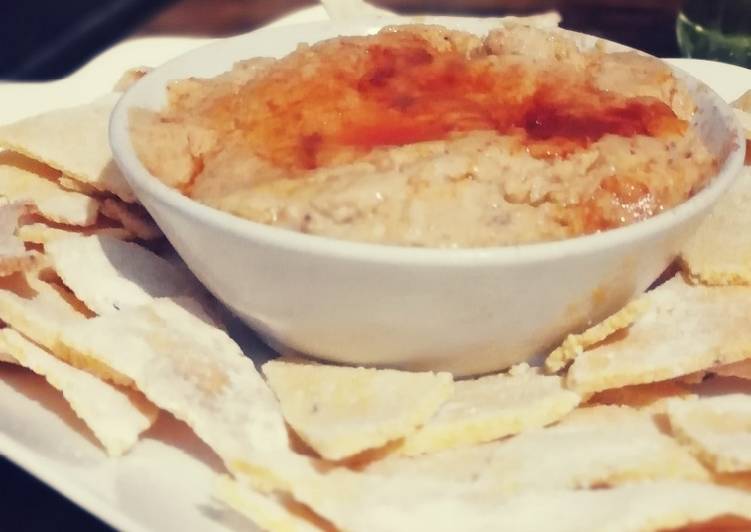 Nachos veganos con hummus de garbanzos