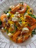 Linguine com açafrão com camarão, lulas e manjericão