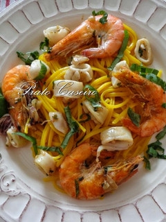 Foto de Linguine com açafrão com camarão, lulas e manjericão