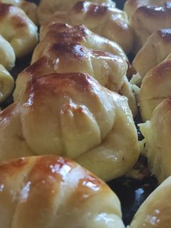 Una foto de Medialunas rellenas con membrillo y dulce de leche