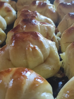 Una foto de Medialunas rellenas con membrillo y dulce de leche