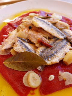 Una foto de Boquerones en escabeche con pimientos del piquillo confitados