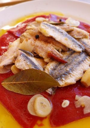 Una foto de Boquerones en escabeche con pimientos del piquillo confitados