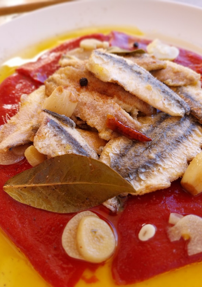 Una foto de Boquerones en escabeche con pimientos del piquillo confitados