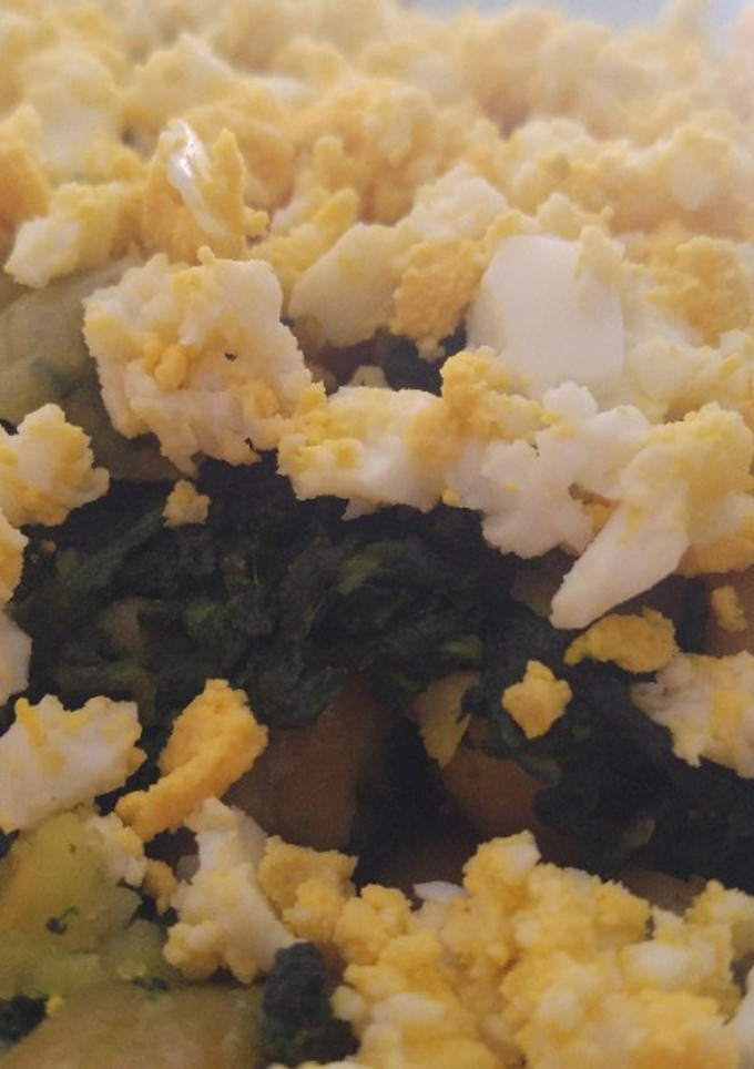 Una foto de Garbanzos con espinacas y huevo duro