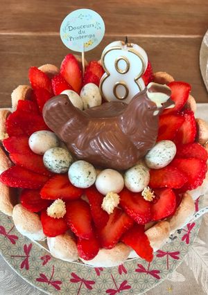 Une photo de Nid de Pâques façon Charlotte aux fraises
