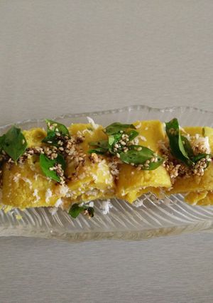 A picture of Khandvi.