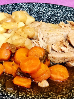 Foto principal de Solomillo de cerdo en salsa con su guarnición de zanahoria, manzana asada y cebolla caramelizada