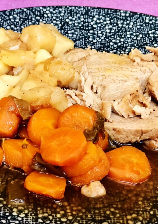 Una foto de Solomillo de cerdo en salsa con su guarnición de zanahoria, manzana asada y cebolla caramelizada