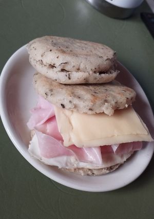 Una foto de Arepas express 🫓con albahaca