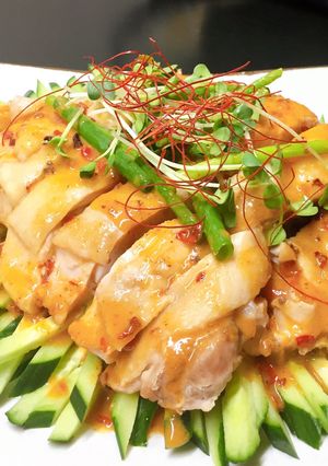 Hình của món Đùi gà hấp, rưới sốt mè.