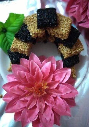 तिल चिक्की (Til chikki recipe in Hindi) रेसिपी मुख्य फोटो