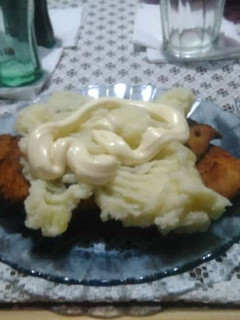 Una foto de Milanesa de pollo con puré