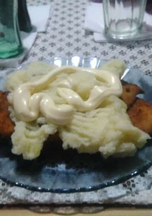 Una foto de Milanesa de pollo con puré