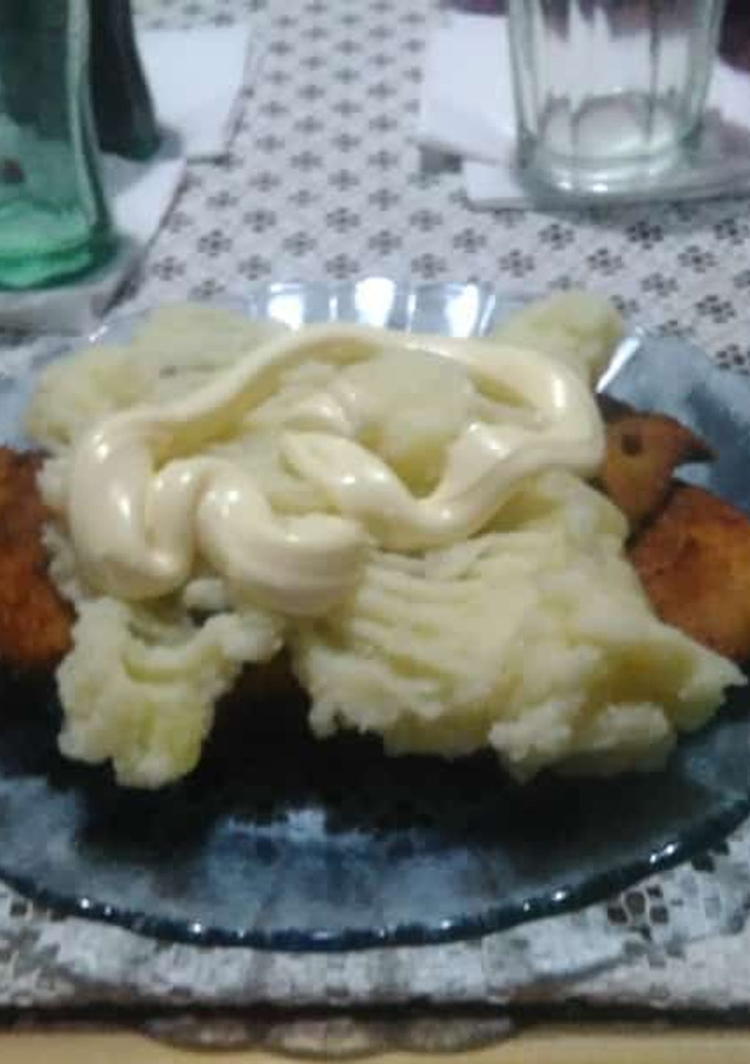 Una foto de Milanesa de pollo con puré