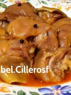 Una foto de Orejas y manos de cerdo en salsa