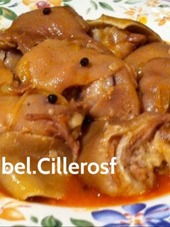Una foto de Orejas y manos de cerdo en salsa