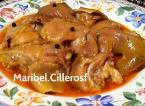 Una foto de Orejas y manos de cerdo en salsa