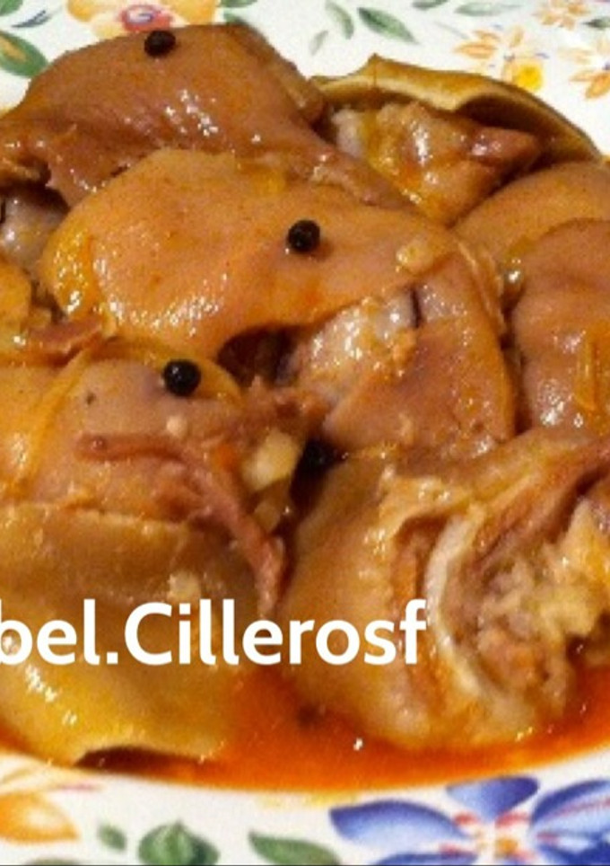 Una foto de Orejas y manos de cerdo en salsa