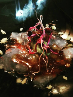 Una foto de Carpaccio de gamba con balsámico de Módena