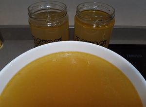 Foto principal de Caldo de huesos en Instant Pot (cocción lenta)