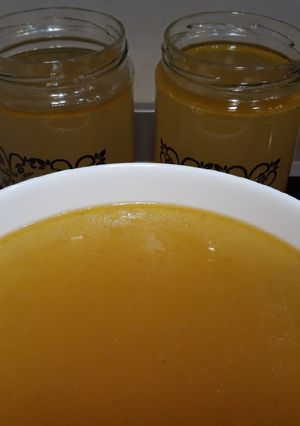 Una foto de Caldo de huesos en Instant Pot (cocción lenta)